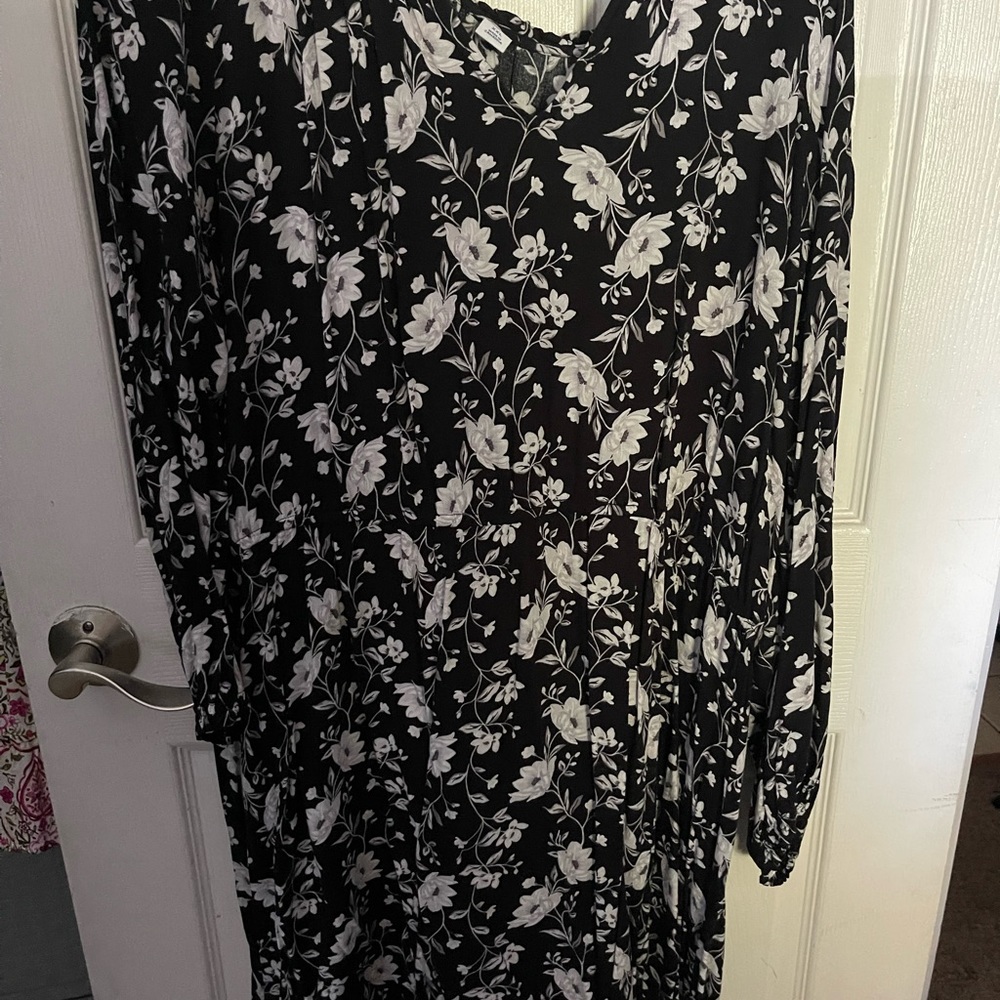 Cute Dress . Worn once. I’m 5”5 and it sits right above knees.